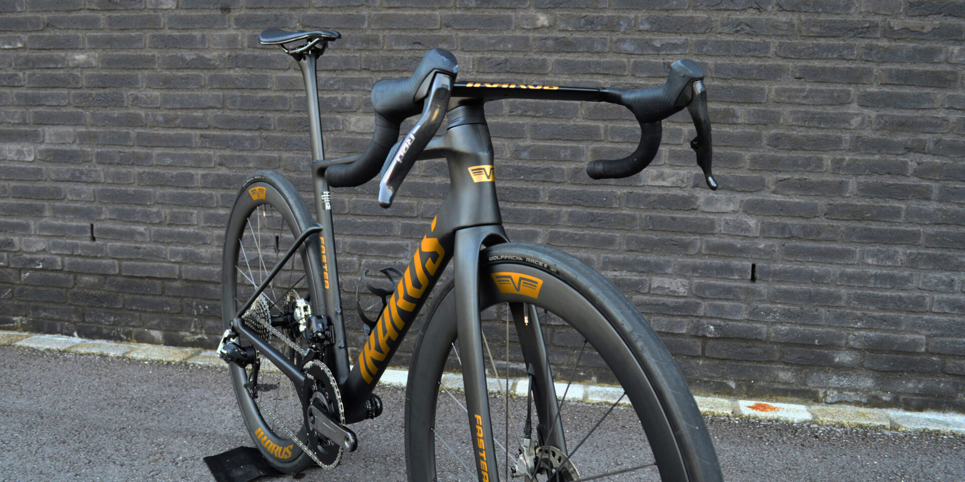 Ikarus Faster Detail Schwarz