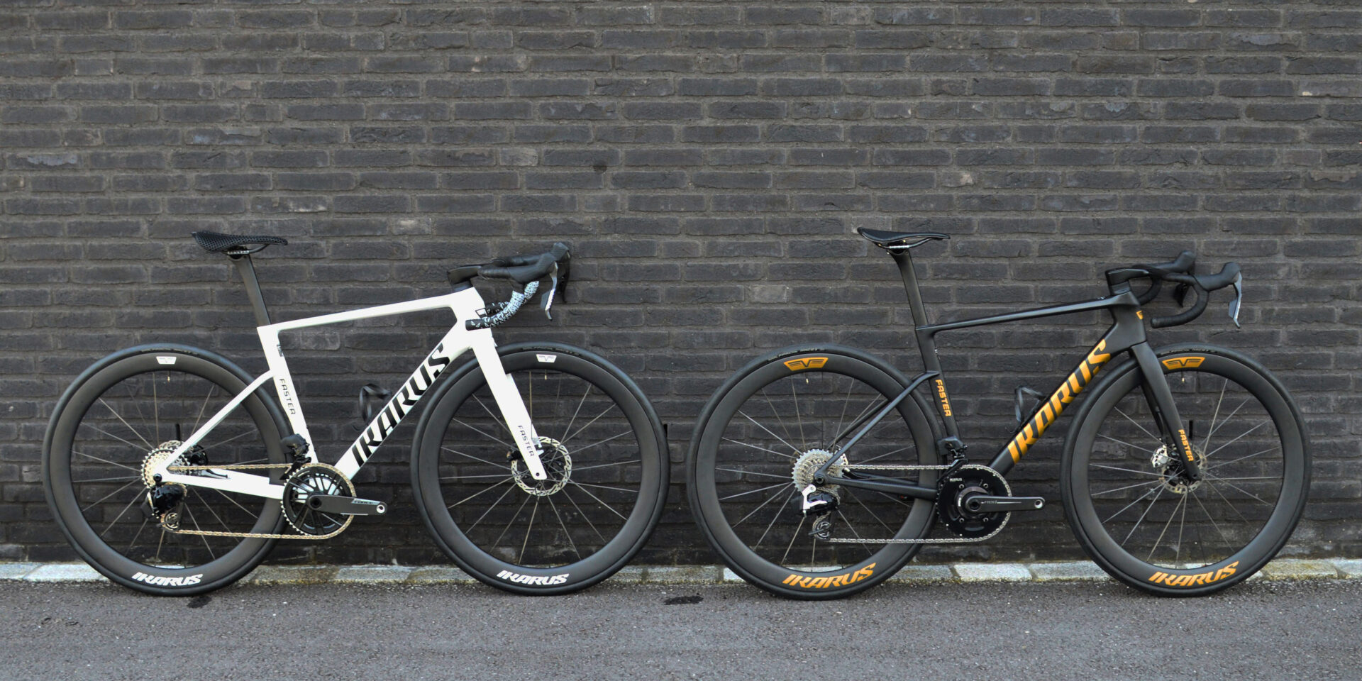 Ikarus Faster Schwarz Weiss 2