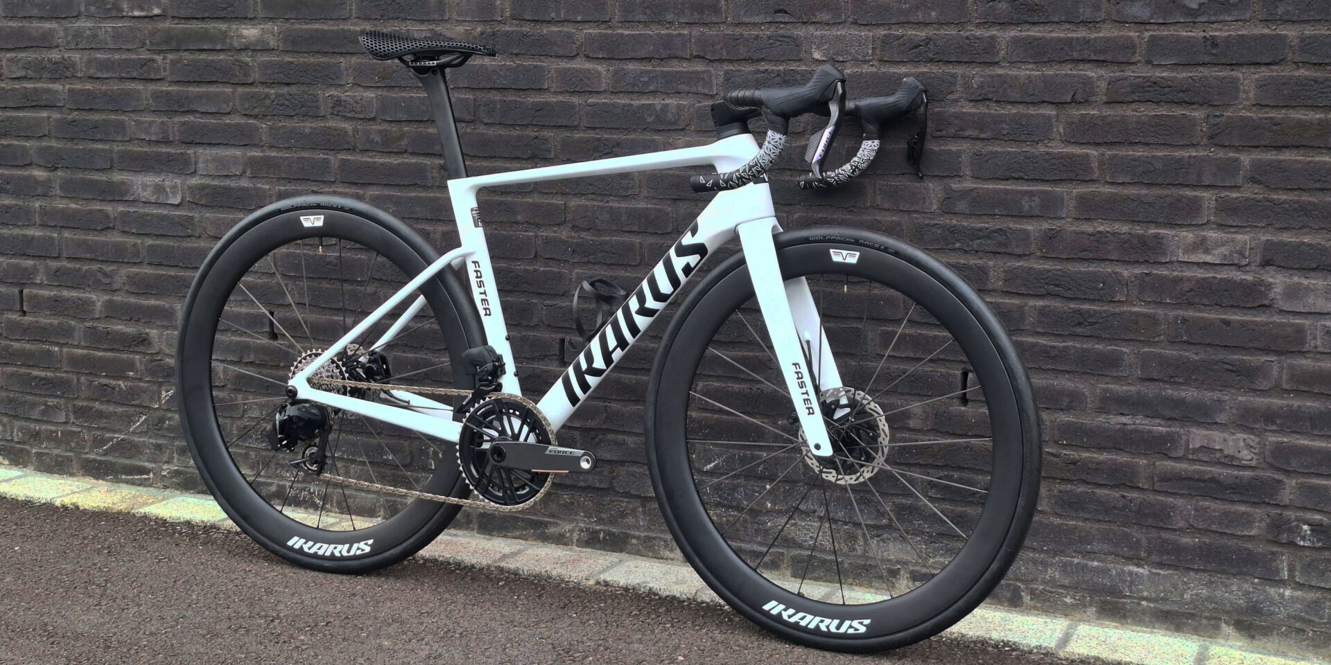 Ikarus Faster Detail Weiss Side