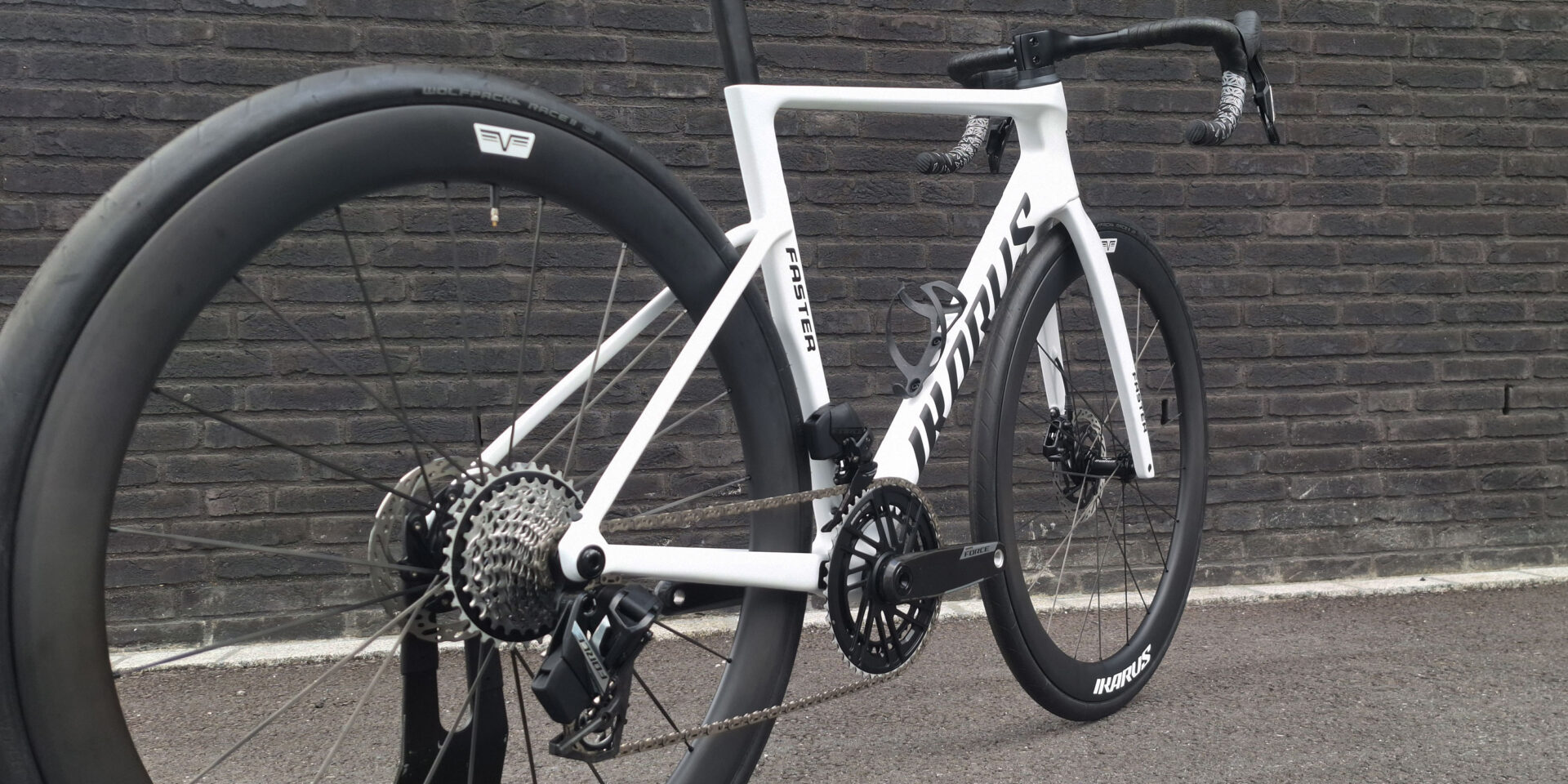 Ikarus Faster Detail Weiss